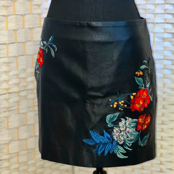 Leather Floral Embroidered Mini Skirt - Guess❓🌹 - Picture 4 of 11